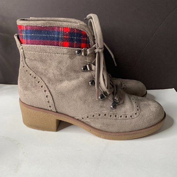 TOMMY HILFIGER WOMENS ANKLE BOOTS TWYAZI-T  Gray Faux Suede Wingtip SIZE 8 - Picture 1 of 7